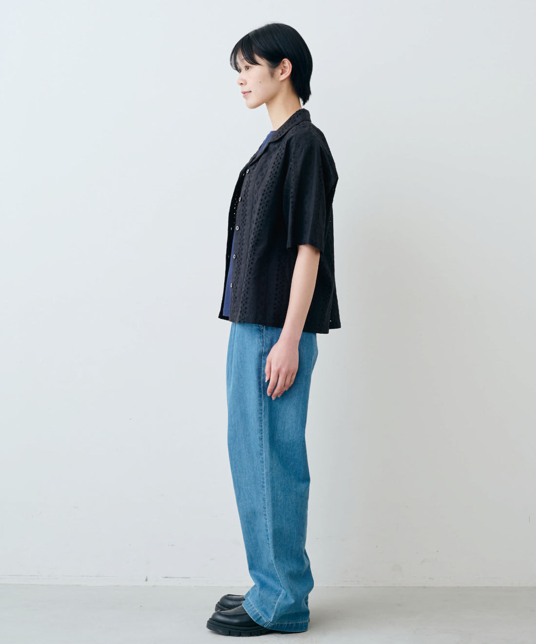 THREE FIFTY STANDARD［スリーフィフティースタンダード］|THREE FIFTY STANDARD　コットンレースの開衿シャツ〈ブラック〉|モデル身長：163cm　着用サイズ：M