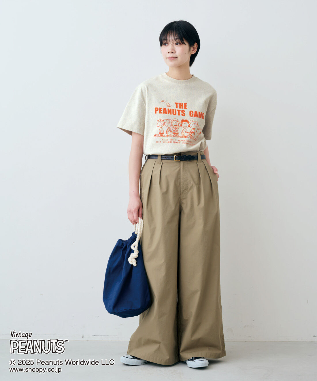 THREE FIFTY STANDARD［スリーフィフティースタンダード］|THREE FIFTY STANDARD　光沢感がきれいな接触冷感素材のワイドパンツ〈カーキベージュ〉|モデル身長：163cm　着用サイズ：M