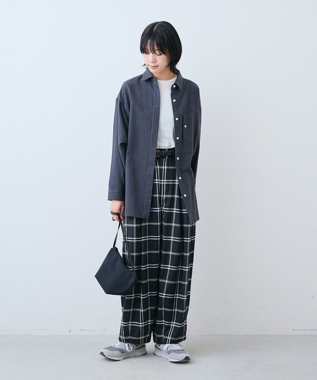 THREE FIFTY STANDARD［スリーフィフティースタンダード］|あったか起毛のネルシャツ〈ダーク杢グレー〉と金子敦子さんと作った チェックのズボン〈ブラック〉のコーディネート