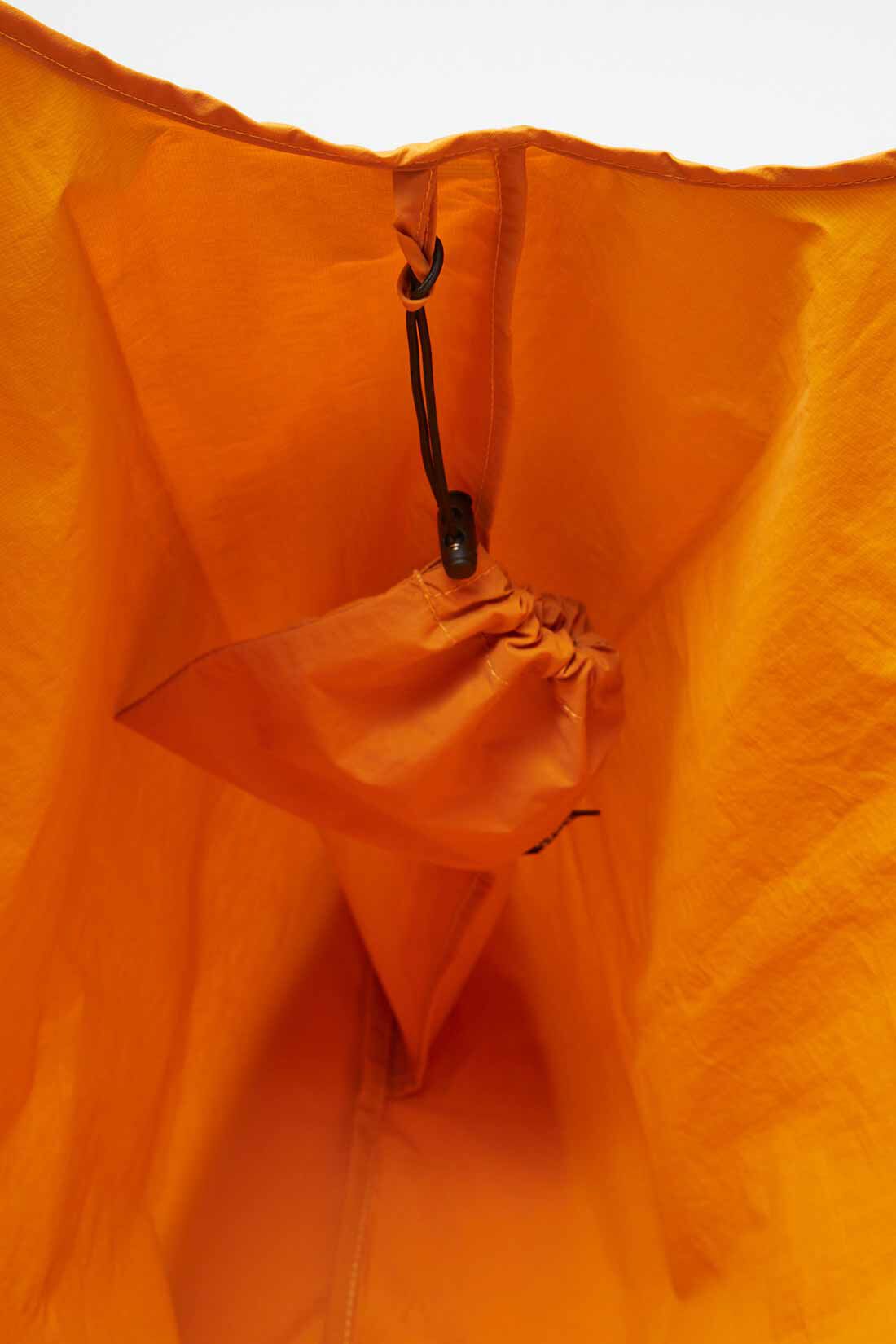 THREE FIFTY STANDARD|THREE FIFTY STANDARD コンパクトなオレンジ色のエコバッグ|バッグの内側には、収納用ポーチを付けられるフープも。