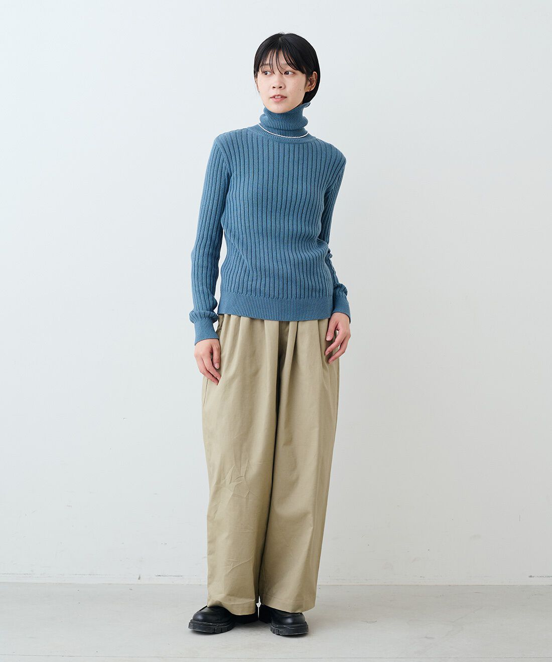 THREE FIFTY STANDARD［スリーフィフティースタンダード］|綿麻タックイージーパンツカーキベージュ　ＴＦＳと貝パールのバロック風ネックレス　ＴＦＳのコーディネート|モデル身長：163cm 着用サイズ：M