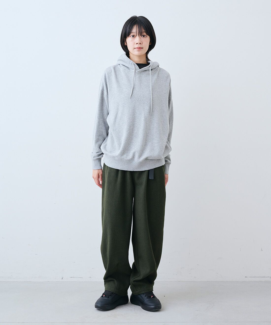 THREE FIFTY STANDARD［スリーフィフティースタンダード］|トンプキン裏毛スウェット パーカー〈杢グレー〉とミリタリーテイストの起毛タックパンツ〈オリーブグリーン〉のコーディネート