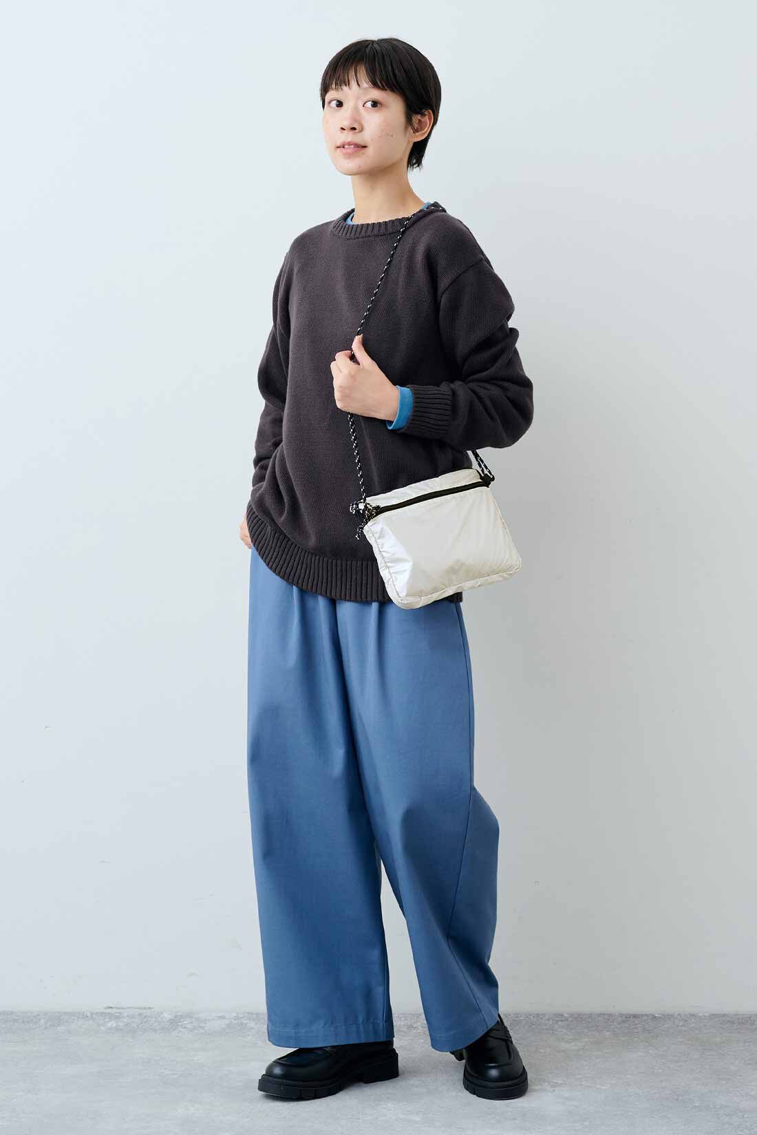 THREE FIFTY STANDARD［スリーフィフティースタンダード］|ふんわり無撚糸のコットンセーター〈ダークブラウン〉とフライス編みのストレッチラグランスリーブTシャツの会とグレイッシュブルーのタックワイドパンツのコーディネート|モデル身長：163cm 着用サイズ：M