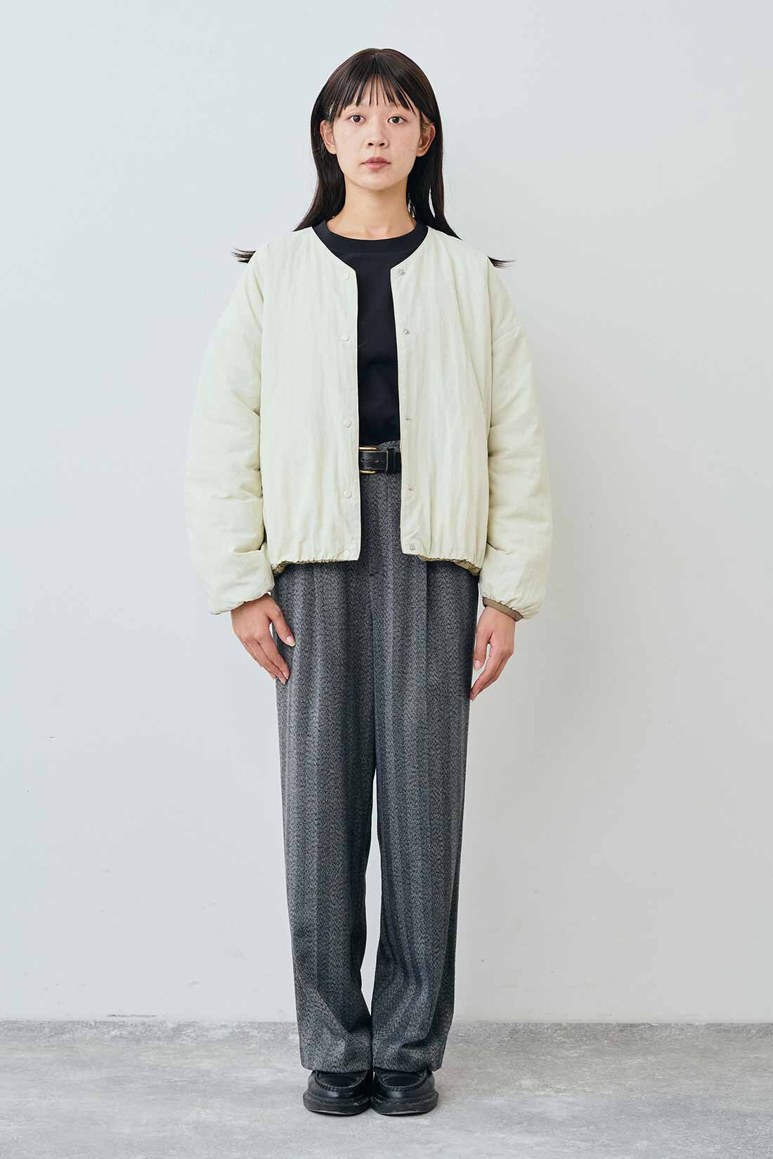 THREE FIFTY STANDARD［スリーフィフティースタンダード］|綿100％ トレーナーみたいなTシャツ〈ブラック〉とヘリンボーン素材のワイドパンツ〈チャコールグレー〉のコーディネート