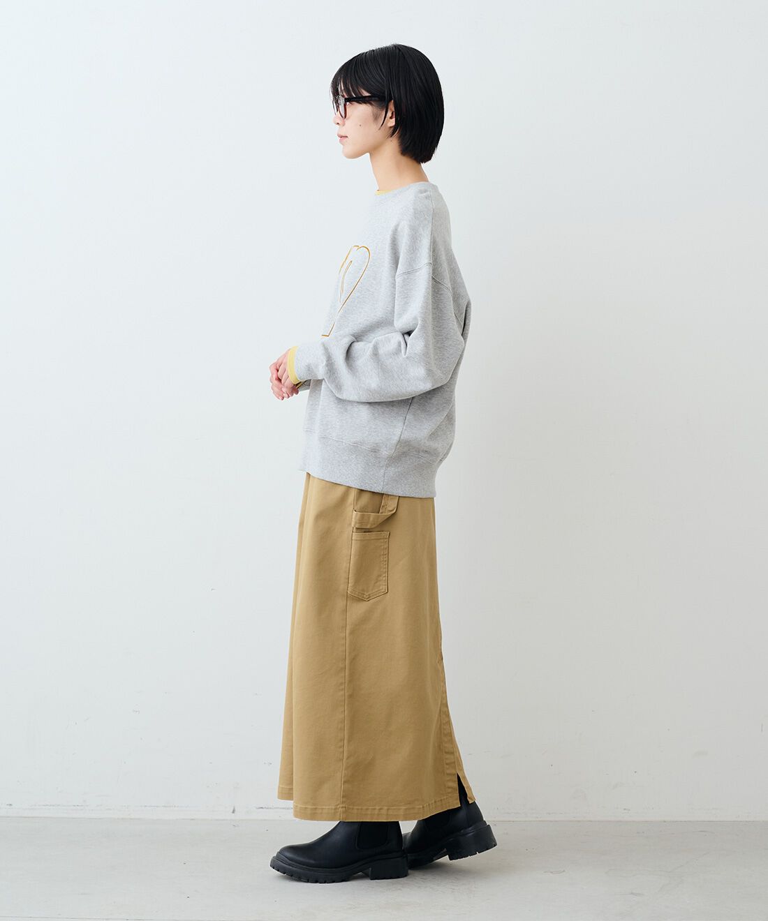THREE FIFTY STANDARD［スリーフィフティースタンダード］|クルーネックスウェットトップスＧＹ　ＴＦＳとシアーなカットソートップスの会とレザーのワイドボストンバッグＢＫ　ＴＦＳのコーディネート|モデル身長：163cm 着用サイズ：M