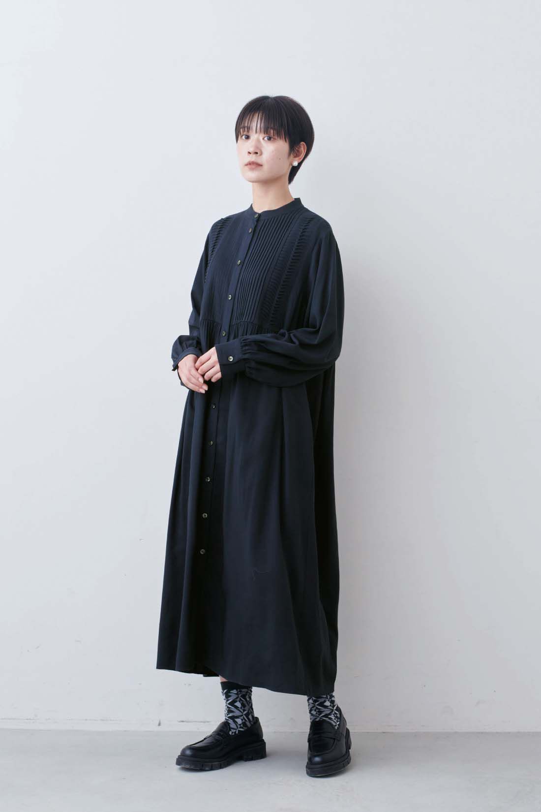 THREE FIFTY STANDARD［スリーフィフティースタンダード］|ピンタックのワンピース 〈ネイビー〉とガラスパールのイヤアクセサリーのコーディネート