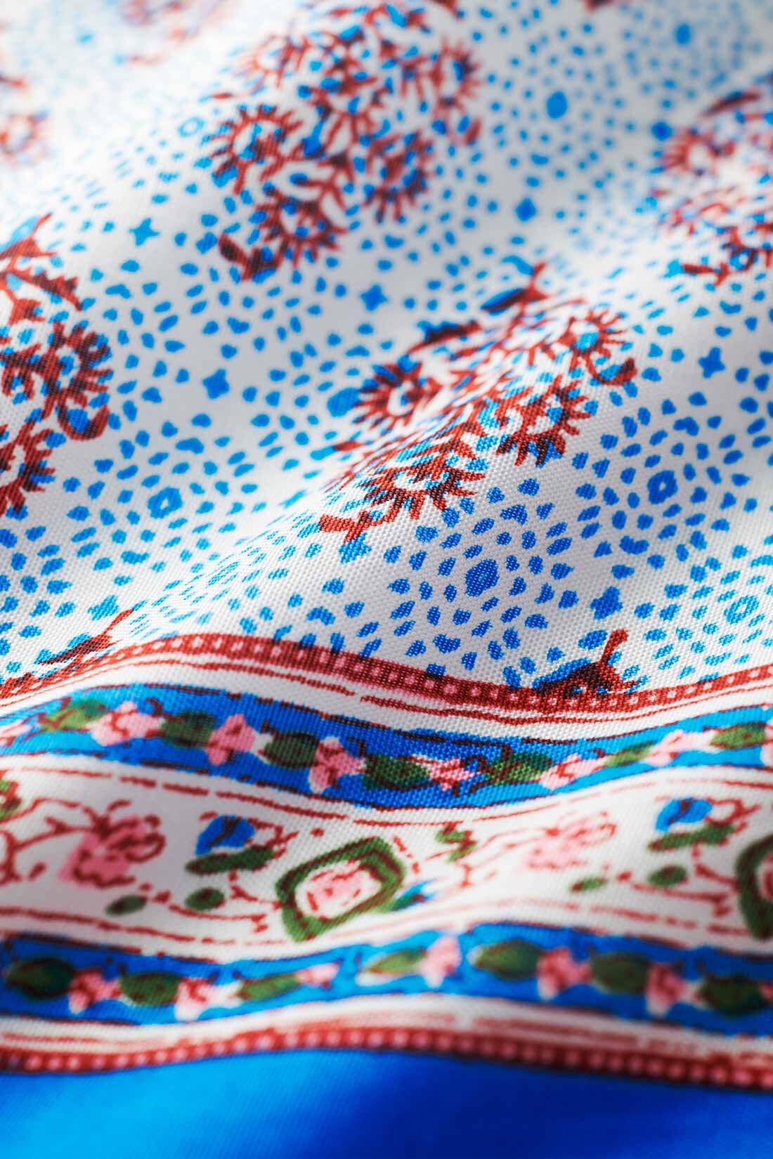 THREE FIFTY STANDARD|THREE FIFTY STANDARD インドのハンドスクリーンプリントでつくったワンピース〈ブルー〉|インドの伝統的な民族衣装サリーからインスピレーションを受けた柄を、落ち感のあるインドレーヨン生地にほどこしました。