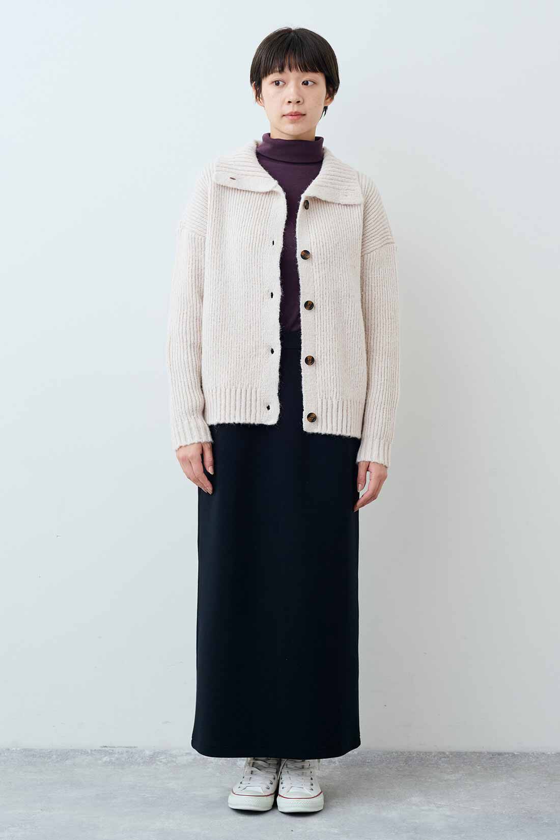THREE FIFTY STANDARD［スリーフィフティースタンダード］|衿付きニットカーディガン〈ライトベージュ〉とほどよいあたたかさの裏起毛タートルの会のコーディネート|モデル身長：163cm 着用サイズ：M