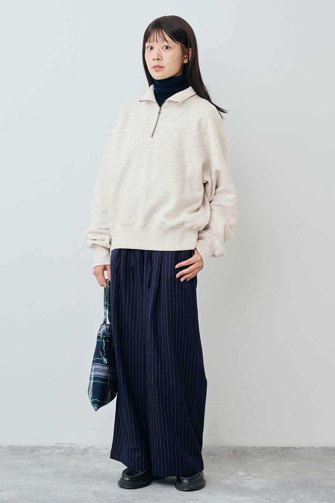 THREE FIFTY STANDARD［スリーフィフティースタンダード］|小谷実由さんコラボ ハーフジップスウェット〈オートミール〉とコットン100％のリブタートルのコーディネート