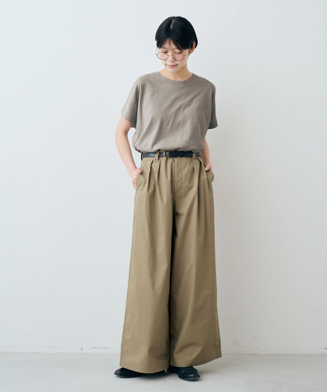 THREE FIFTY STANDARD［スリーフィフティースタンダード］|綿100％ 上品 接触冷感素材 ワイドパンツ 〈カーキベージュ〉のコーディネート
