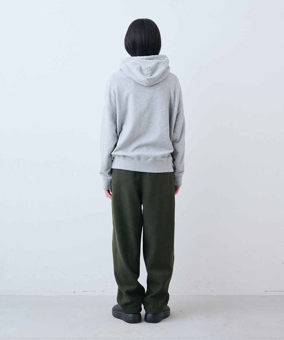 THREE FIFTY STANDARD［スリーフィフティースタンダード］|トンプキン裏毛スウェット パーカー〈杢グレー〉とミリタリーテイストの起毛タックパンツ〈オリーブグリーン〉のコーディネート