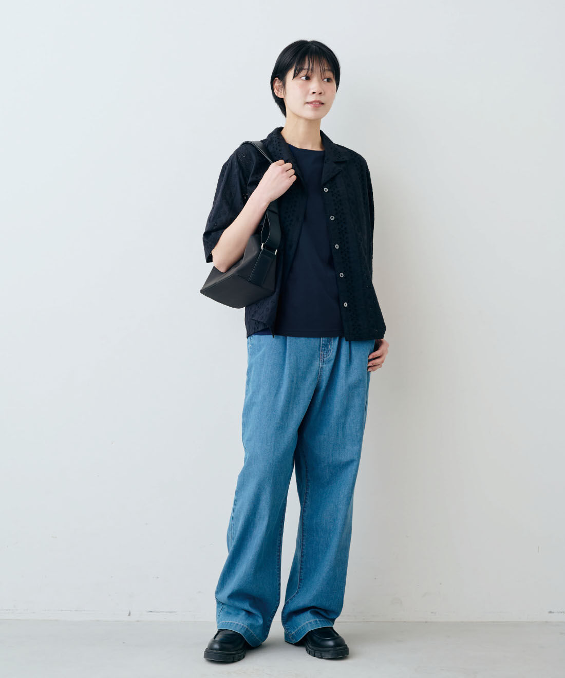 THREE FIFTY STANDARD［スリーフィフティースタンダード］|THREE FIFTY STANDARD　スプリットレザーを使った軽量ボディーバッグ〈ブラック〉|モデル身長：163cm　着用サイズ：M