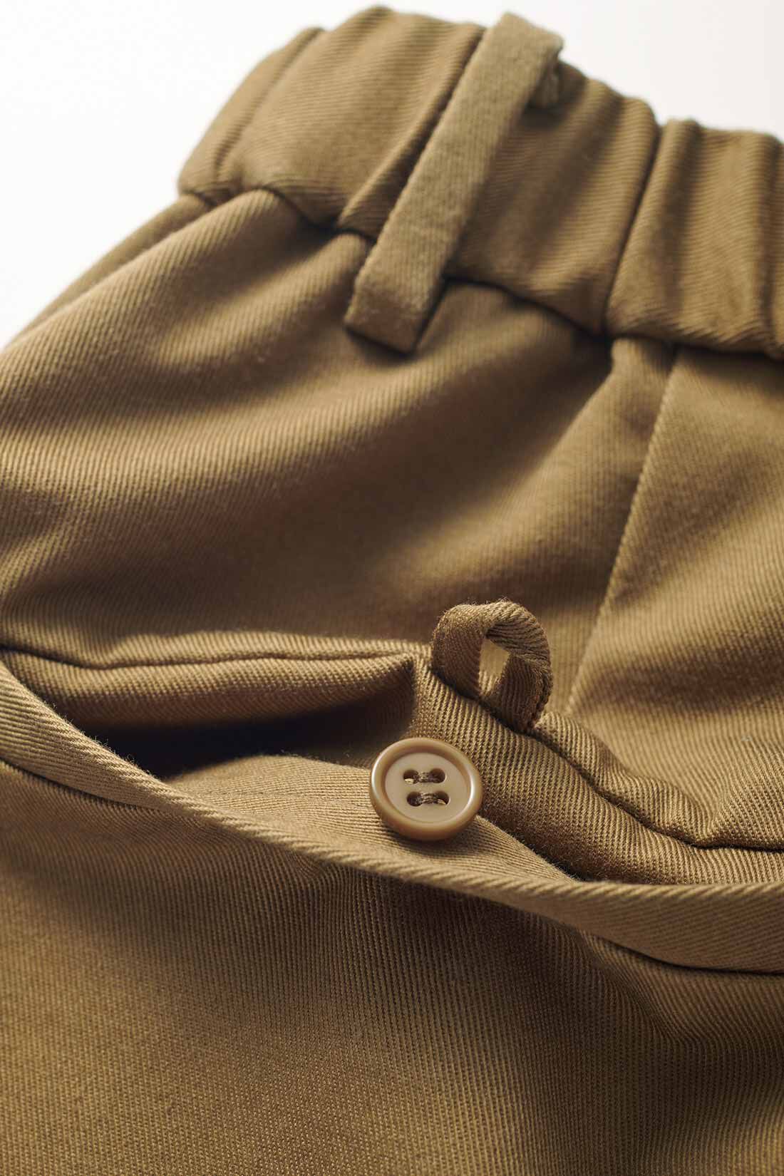 THREE FIFTY STANDARD［スリーフィフティースタンダード］|THREE FIFTY STANDARD カジュアルすぎないチノパンツ〈キャメル〉|バックの玉縁ポケットは、内側ボタンでループ留めが可能。見えない部分も本格的に作り込みました。