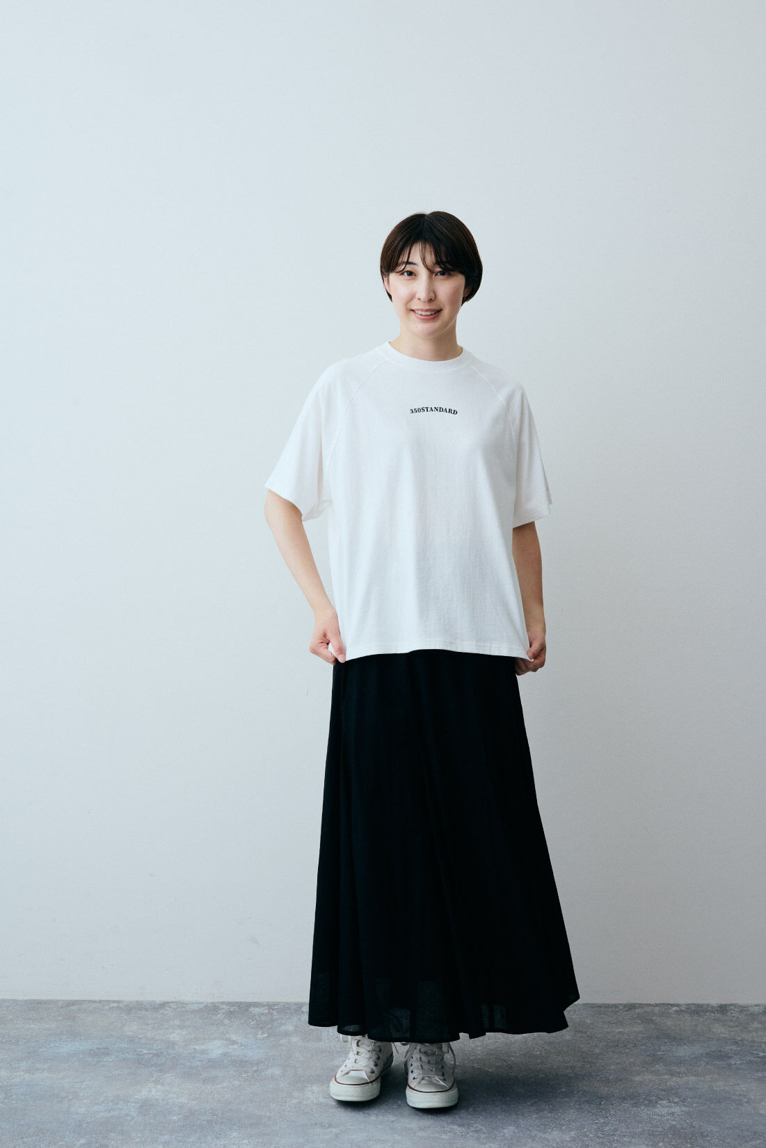 THREE FIFTY STANDARD［スリーフィフティースタンダード］|モノトーンロゴＴシャツホワイト　ＴＦＳのコーディネート