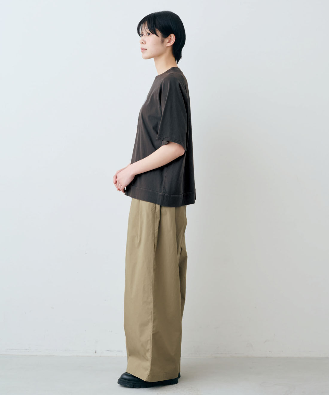 THREE FIFTY STANDARD［スリーフィフティースタンダード］|THREE FIFTY STANDARD　ピグメント加工のロゴプリントＴシャツの会|モデル身長：163cm　着用サイズ：M