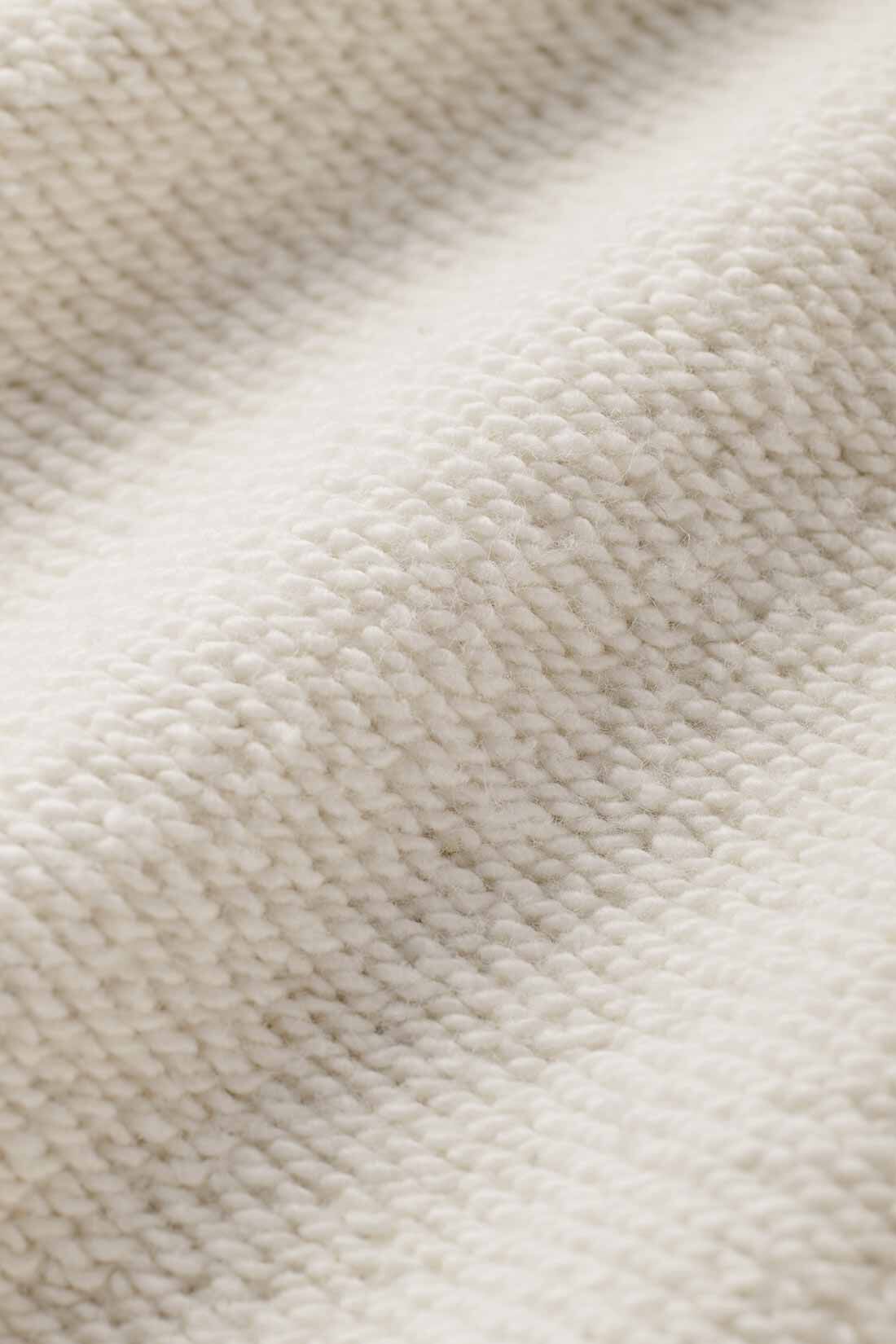 THREE FIFTY STANDARD［スリーフィフティースタンダード］|THREE FIFTY STANDARD 小谷 実由さんと作った 衿を開けて着たいハーフジップスウェット〈オートミール〉|コーディネートしやすいやわらかなオートミール。肌ざわりがよくてほどよい厚みの裏起毛の生地です。