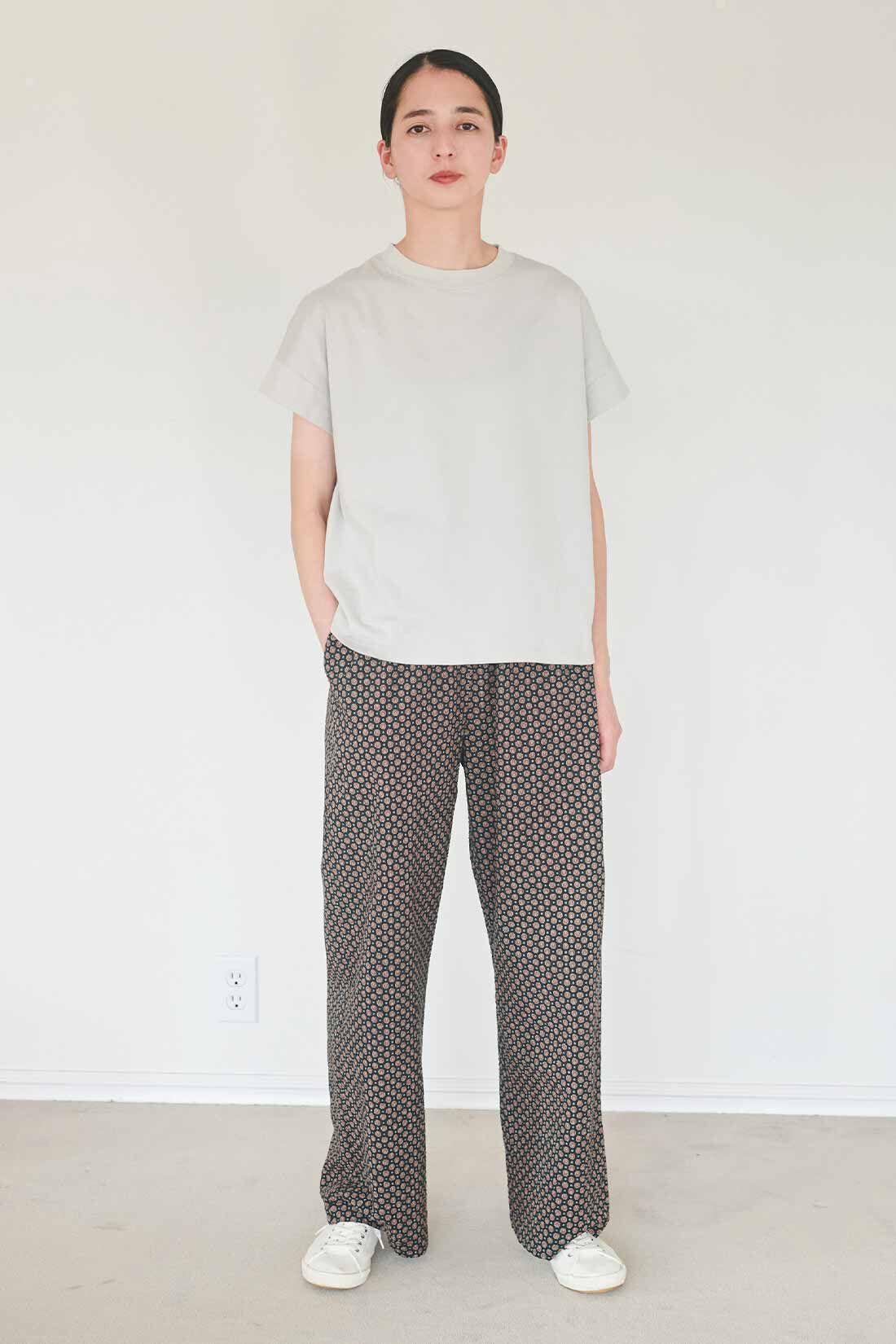 THREE FIFTY STANDARD 小紋柄プリントのイージーパンツ〈ブラック〉｜THREE FIFTY  STANDARD[スリーフィフティースタンダード]｜フェリシモ【公式通販】