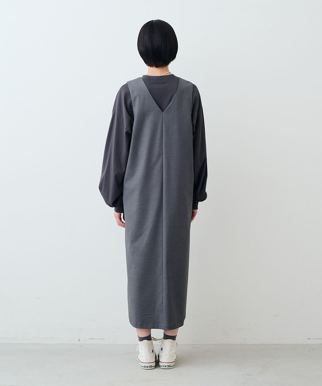 THREE FIFTY STANDARD［スリーフィフティースタンダード］|ＶネックジャンパースカートＧＹ　ＴＦＳと貝パールのバロック風ネックレス　ＴＦＳのコーディネート|モデル身長：163cm 着用サイズ：M