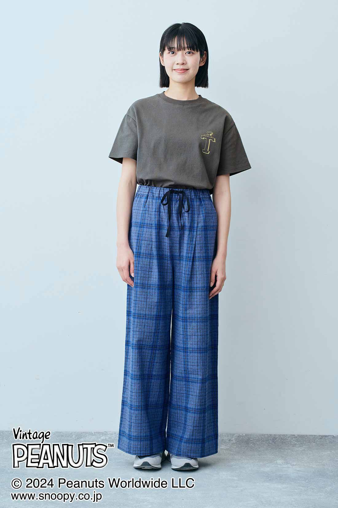THREE FIFTY STANDARD|THREE FIFTY STANDARD PEANUTS〈スヌーピー＆フレンズ〉ロゴプリントTシャツ〈チャコール〉|モデル身長：163cm　着用サイズ：M