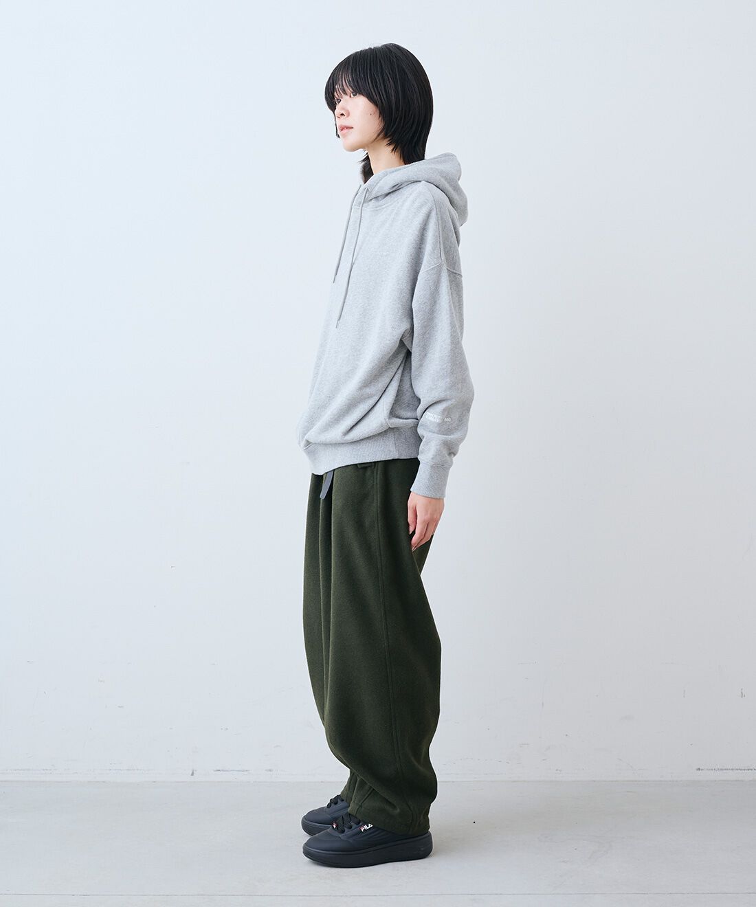 THREE FIFTY STANDARD［スリーフィフティースタンダード］|トンプキン裏毛スウェット パーカー〈杢グレー〉とミリタリーテイストの起毛タックパンツ〈オリーブグリーン〉のコーディネート