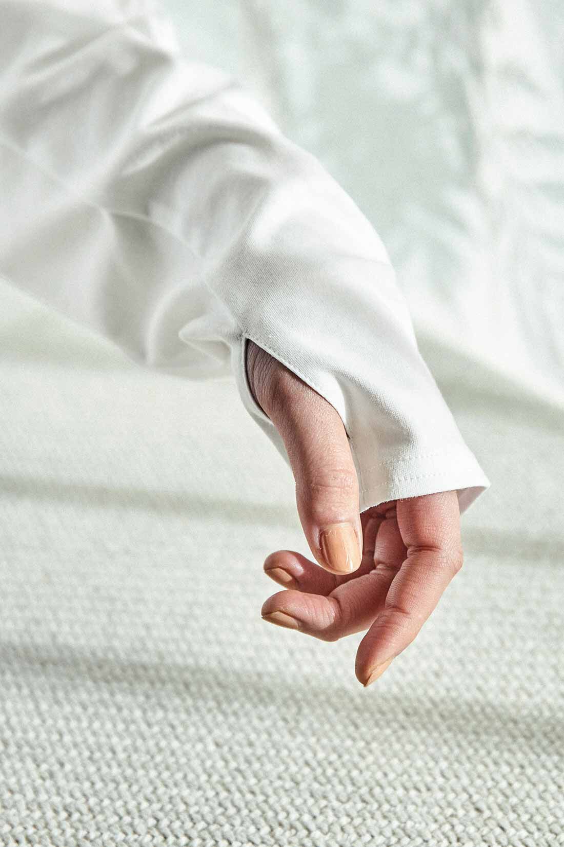 THREE FIFTY STANDARD［スリーフィフティースタンダード］|THREE FIFTY STANDARD UVシャツカーディガン〈オフホワイト〉|袖口には、手の甲の日焼けを防ぐサムホール付き。