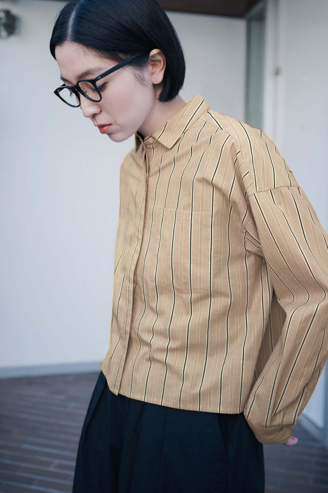 THREE FIFTY STANDARD［スリーフィフティースタンダード］|THREE FIFTY STANDARD　クロップド丈のストライプシャツ〈シナモンベージュ〉