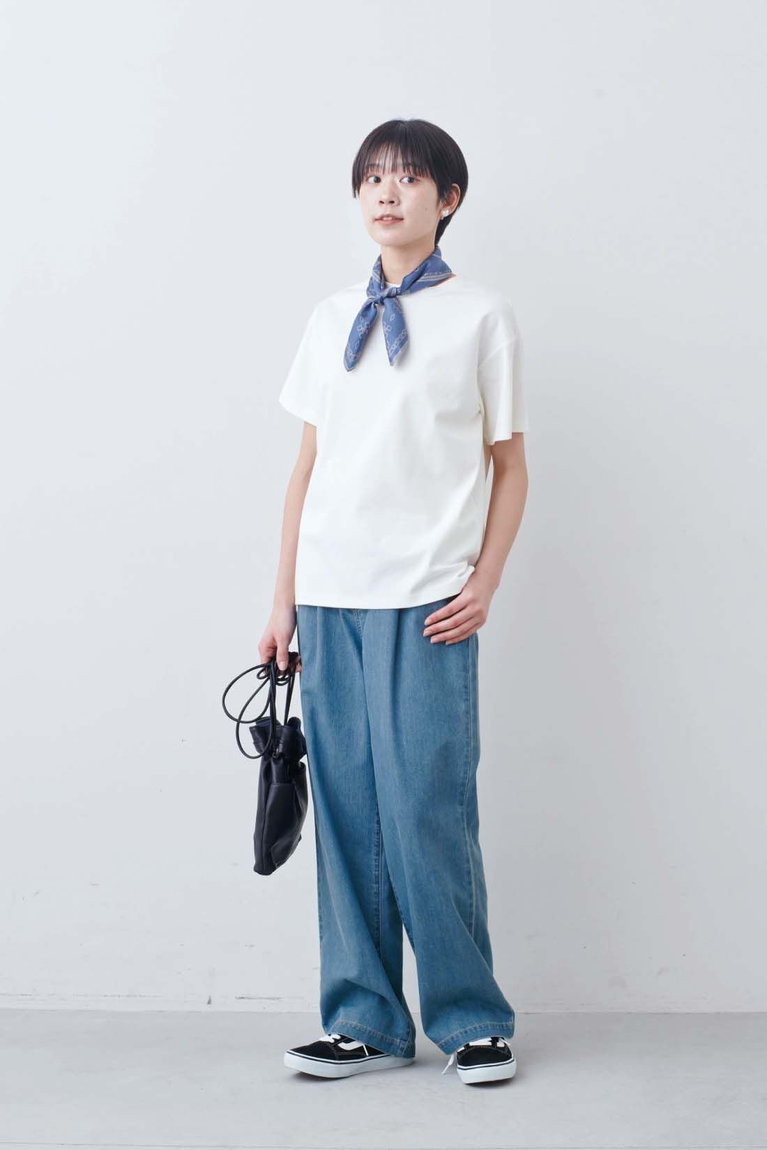 THREE FIFTY STANDARD［スリーフィフティースタンダード］|シルキーな肌ざわりのベーシックなTシャツの会とヴィンテージのようなシルクスカーフ〈ネイビー〉とガラスパールのイヤアクセサリーのコーディネート