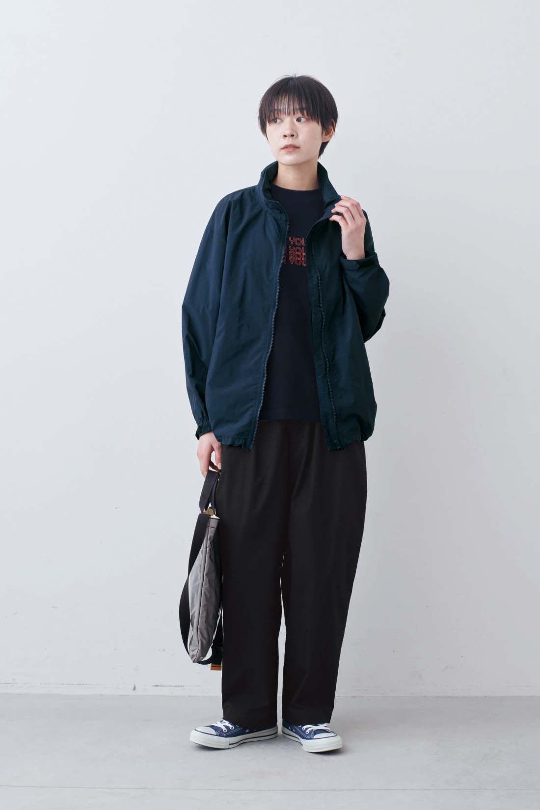 THREE FIFTY STANDARD［スリーフィフティースタンダード］|THREE FIFTY STANDARD　ラフなシルエットのテーパードパンツ〈ブラック〉|モデル身長：163cm　着用サイズ：M