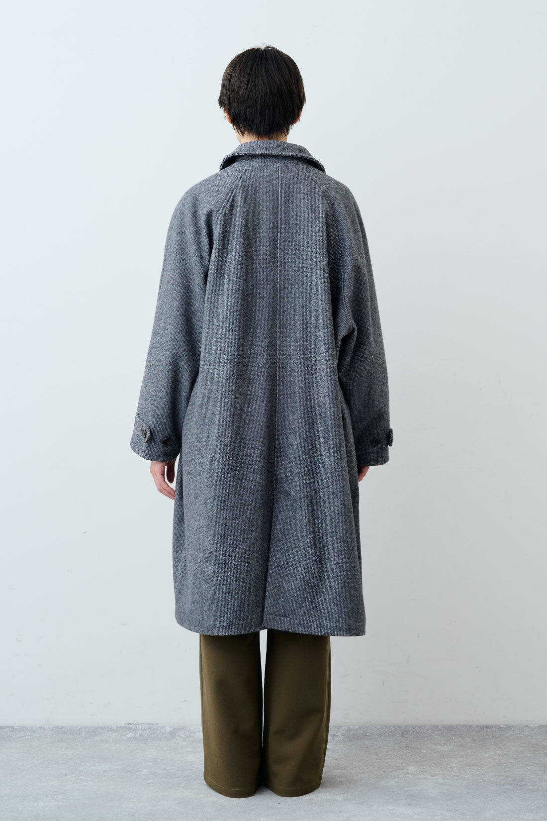 THREE FIFTY STANDARD［スリーフィフティースタンダード］|小谷 実由さんと作った チェック柄のアンクルコート〈グレー〉とリボンデザインのデニムプルオーバーとフライス編みのストレッチラグランスリーブTシャツの会のコーディネート|モデル身長：163cm 着用サイズ：M