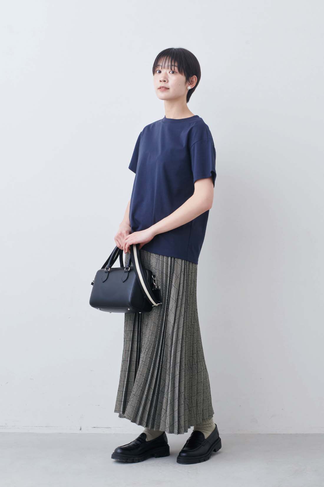 THREE FIFTY STANDARD［スリーフィフティースタンダード］|THREE FIFTY STANDARD　シルキーな肌ざわりのベーシックなTシャツの会|モデル身長：163cm　着用サイズ：M