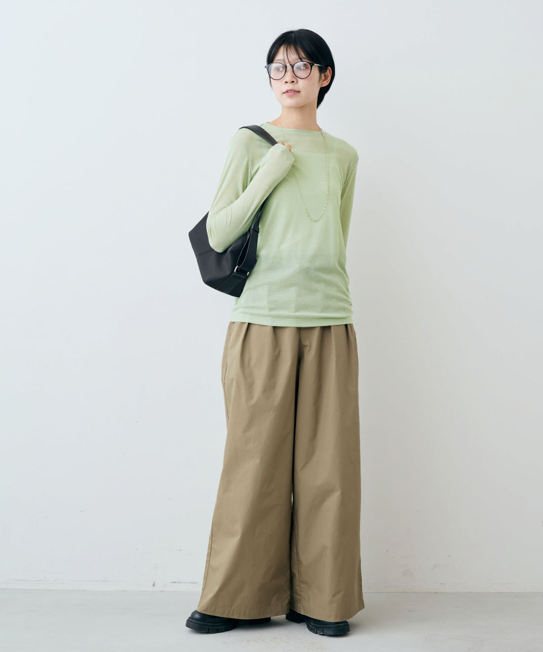THREE FIFTY STANDARD［スリーフィフティースタンダード］|THREE FIFTY STANDARD　スプリットレザーを使った軽量ボディーバッグ〈ブラック〉|モデル身長：163cm　着用サイズ：M