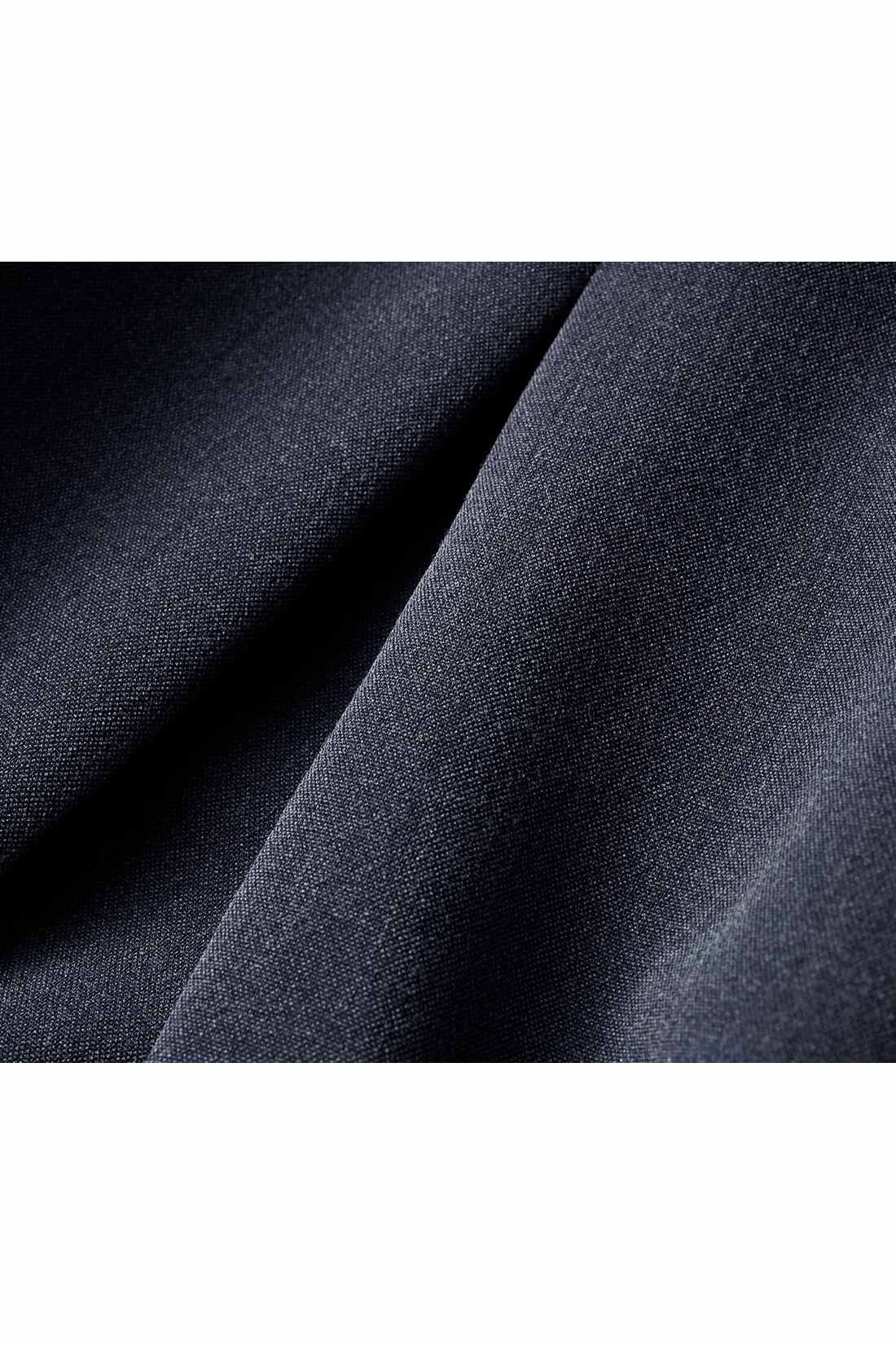 THREE FIFTY STANDARD|THREE FIFTY STANDARD　ボックスプリーツのスカート〈チャコール〉|さらりと滑らかで、きれいな落ち感のあるレーヨン混のストレッチ素材を使用。