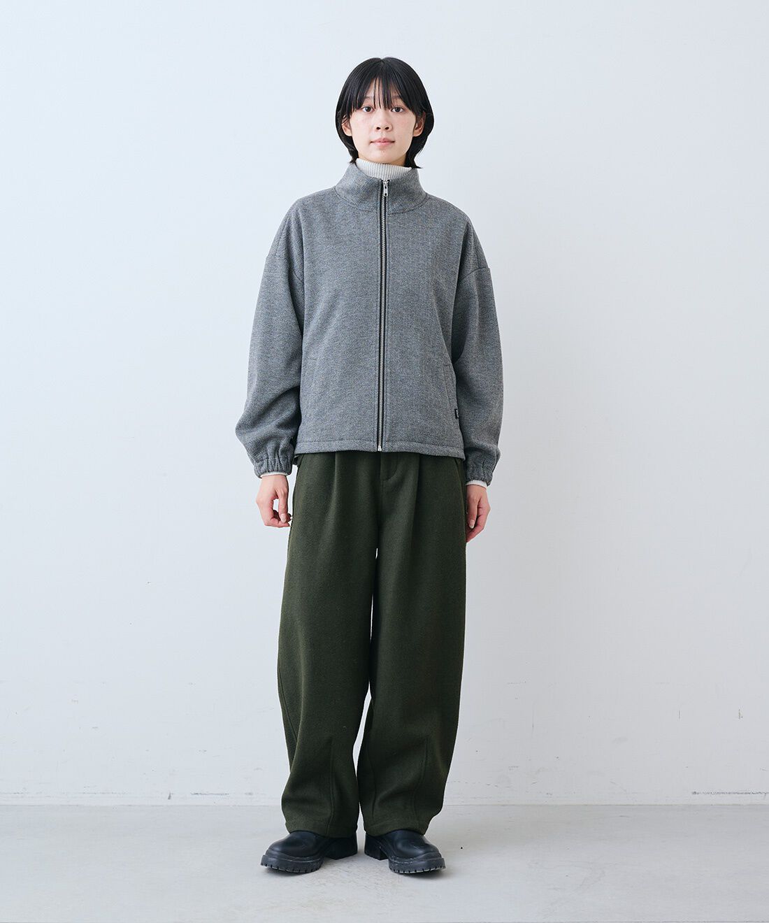 THREE FIFTY STANDARD［スリーフィフティースタンダード］|ヘリンボーン柄のブルゾン〈グレー〉と日本製コットン100％ リブ タートルとミリタリーテイストの起毛タックパンツ〈オリーブグリーン〉のコーディネート