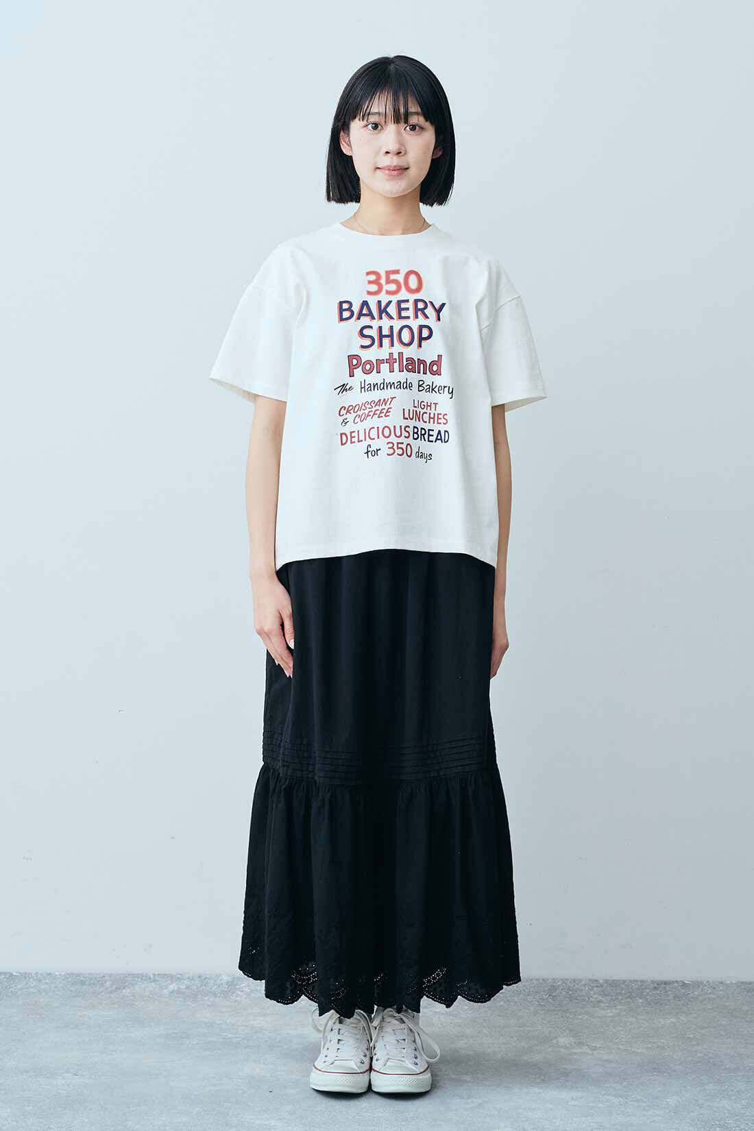 THREE FIFTY STANDARD［スリーフィフティースタンダード］|THREE FIFTY STANDARD ベーカリーショップTシャツ〈オフホワイト〉|モデル身長：163cm　着用サイズ：M