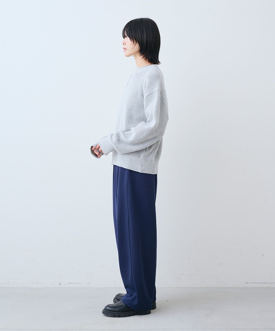 THREE FIFTY STANDARD［スリーフィフティースタンダード］|日本製リサイクル素材ニットセーター〈ライト杢グレー〉と裏起毛のあったかカットソー カーブパンツのコーディネート