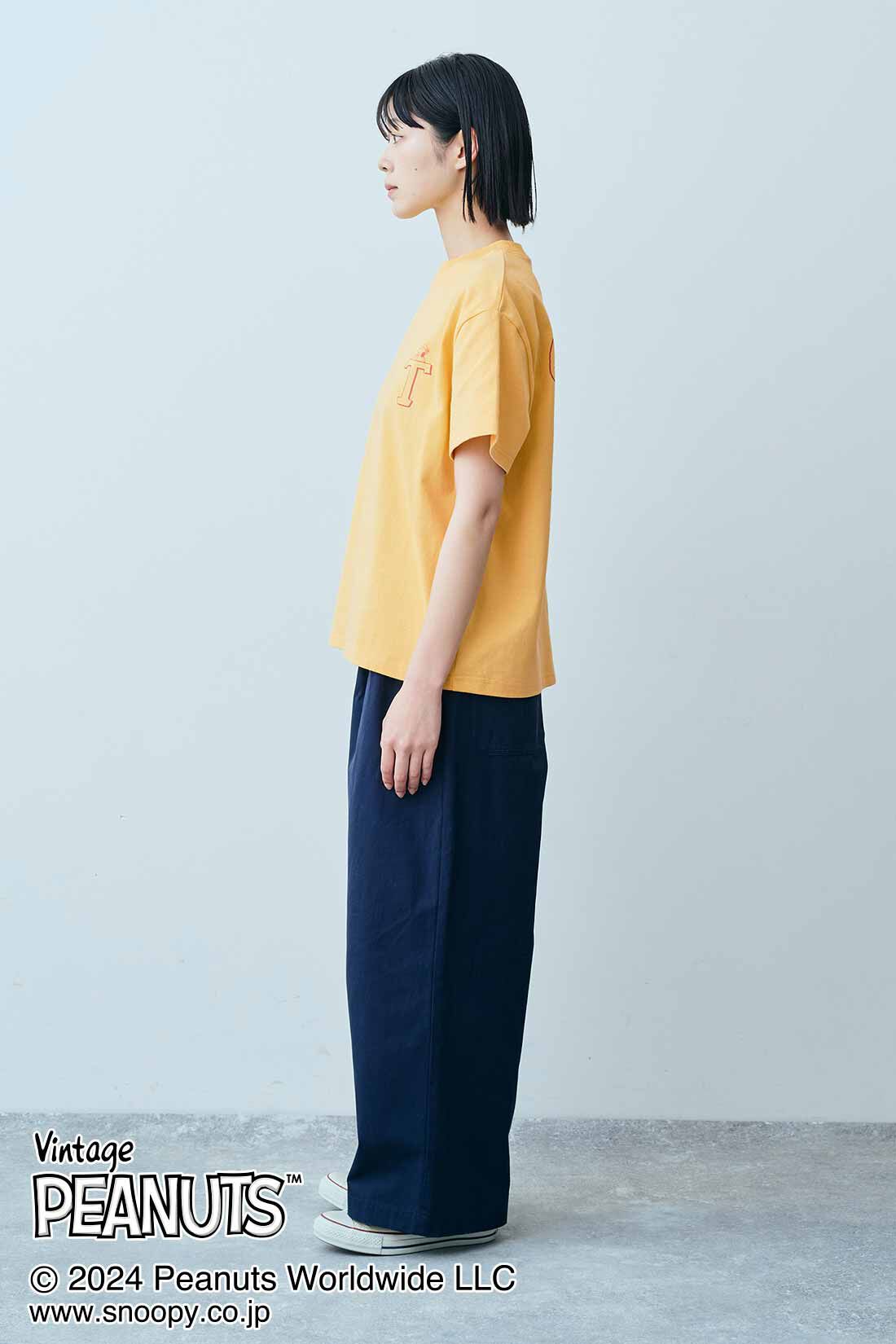 THREE FIFTY STANDARD|THREE FIFTY STANDARD PEANUTS〈スヌーピー＆フレンズ〉ロゴプリントTシャツ〈マスタード〉|モデル身長：163cm　着用サイズ：M
