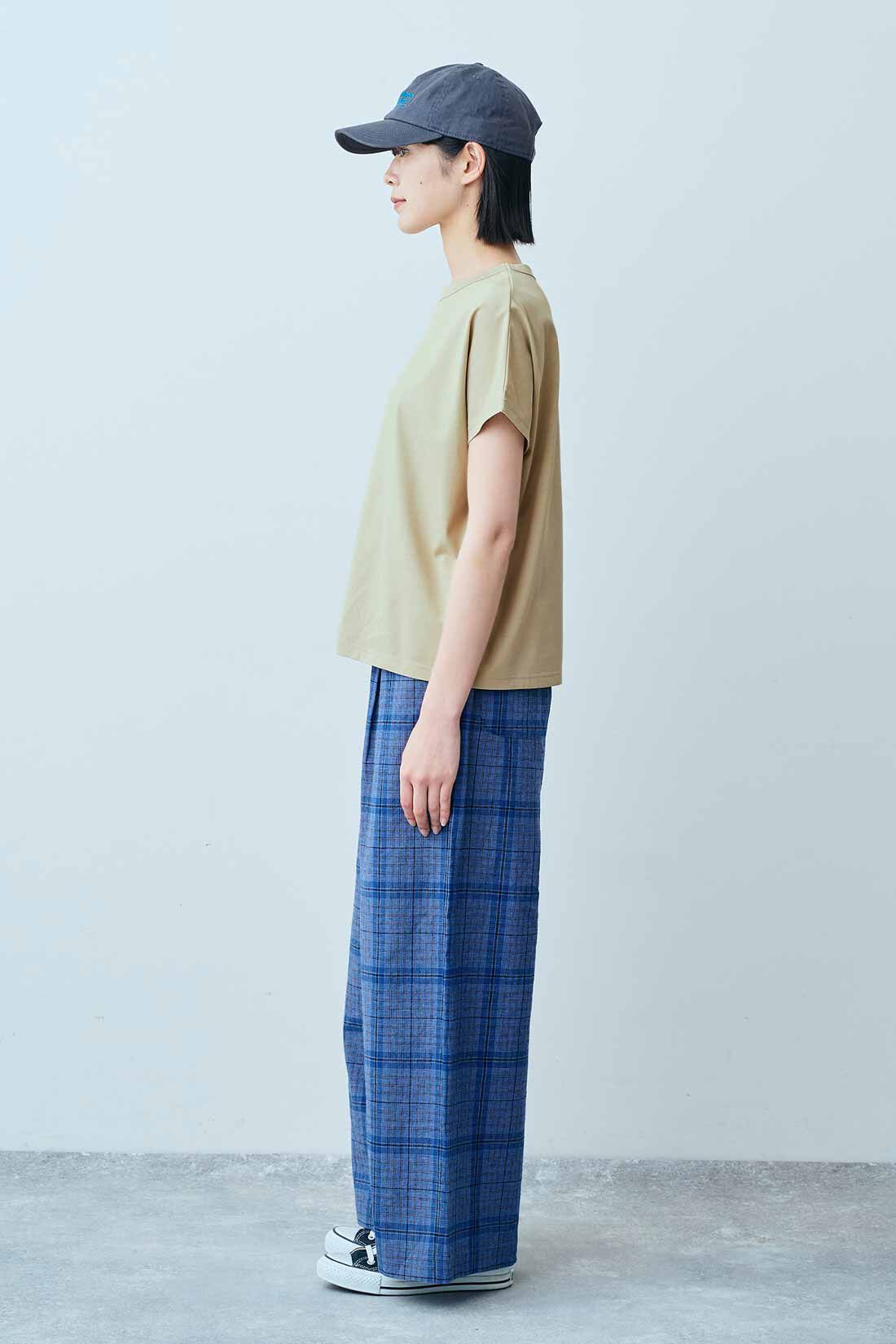 THREE FIFTY STANDARD［スリーフィフティースタンダード］|THREE FIFTY STANDARD 汗じみ軽減加工をほどこした フレンチスリーブTシャツ〈ベージュ〉|モデル身長：163cm　着用サイズ：M