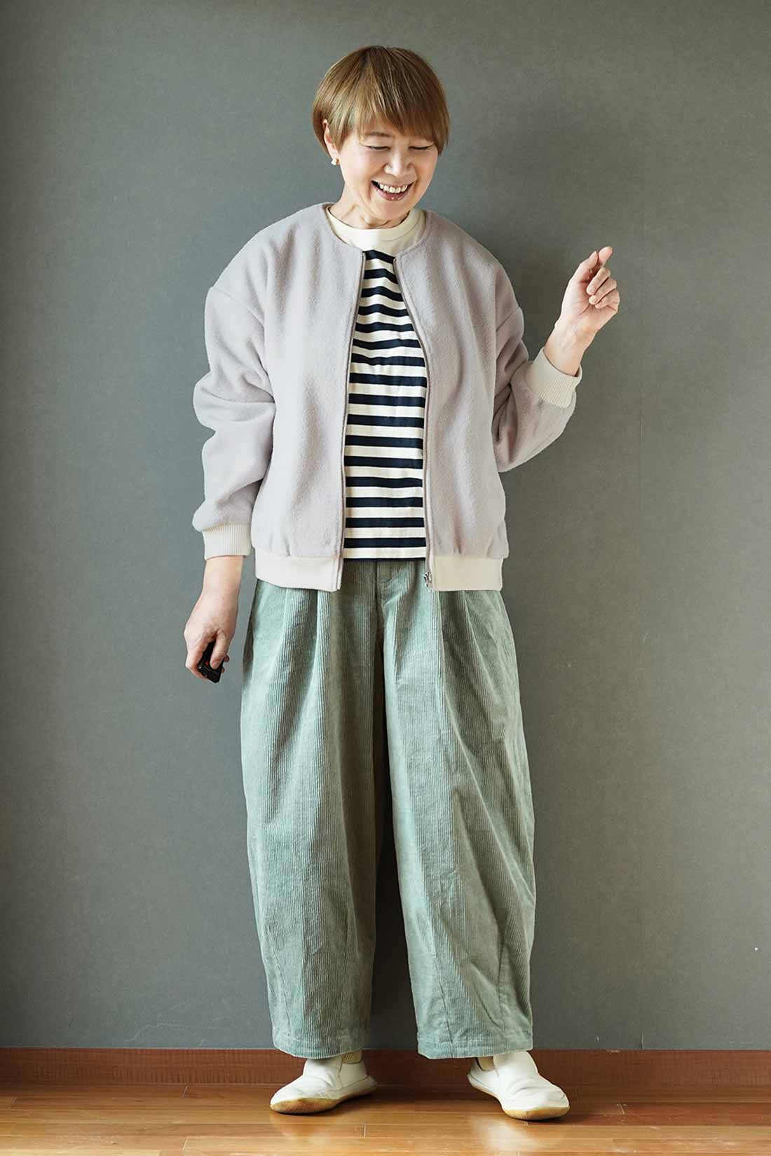 THREE FIFTY STANDARD［スリーフィフティースタンダード］|綿100％ クルーネックのパネルボーダーTシャツと金子敦子さんと作った リーフグリーンのコーデュロイパンツのコーディネート|モデル身長：160cm 着用サイズ：M