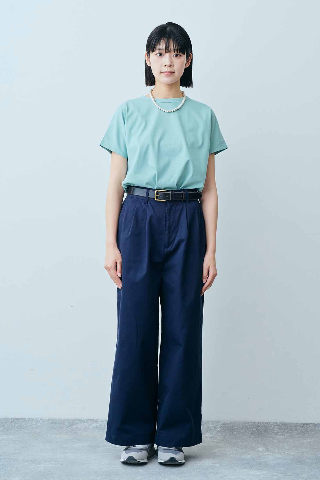 THREE FIFTY STANDARD|汗じみ軽減加工 フレンチスリーブ Ｔシャツとタック チノワイドパンツ〈ネイビー〉のコーディネート|モデル身長：163cm 着用サイズ：M
