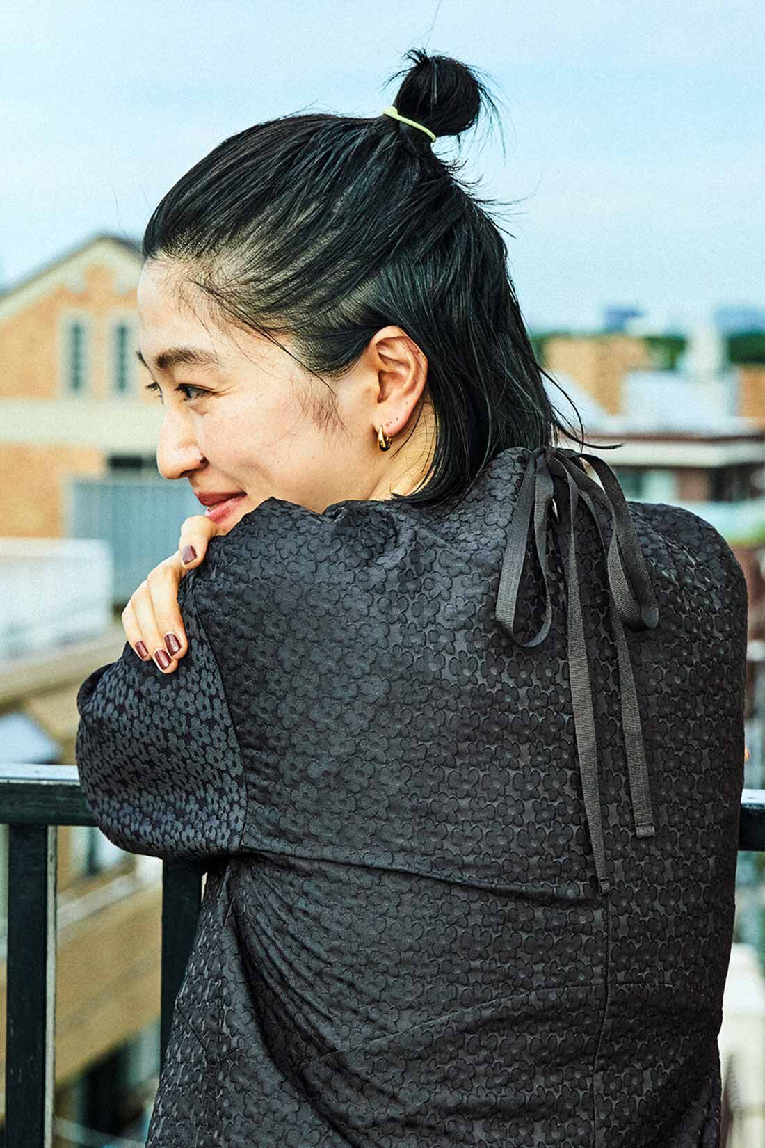 THREE FIFTY STANDARD|THREE FIFTY STANDARD 小谷 実由さんと作った 表情のある黒のワンピース〈ブラック〉|バックにリボンをあしらって後ろ姿にもこだわりました。