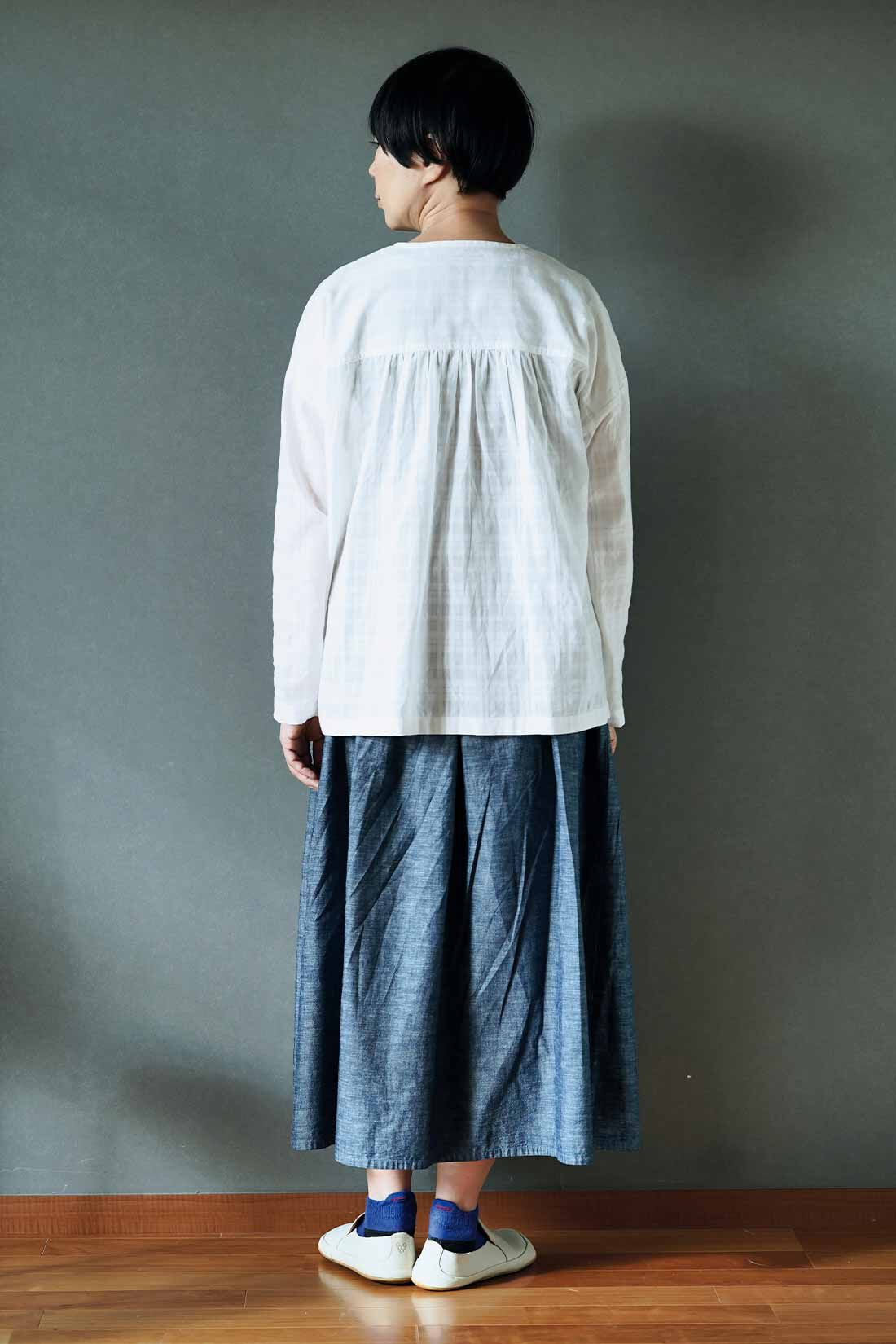 THREE FIFTY STANDARD［スリーフィフティースタンダード］|THREE FIFTY STANDARD 金子敦子さんと作った オーガニックコットンカーディガン〈オフホワイト〉|身長：160cm 着用サイズ：M