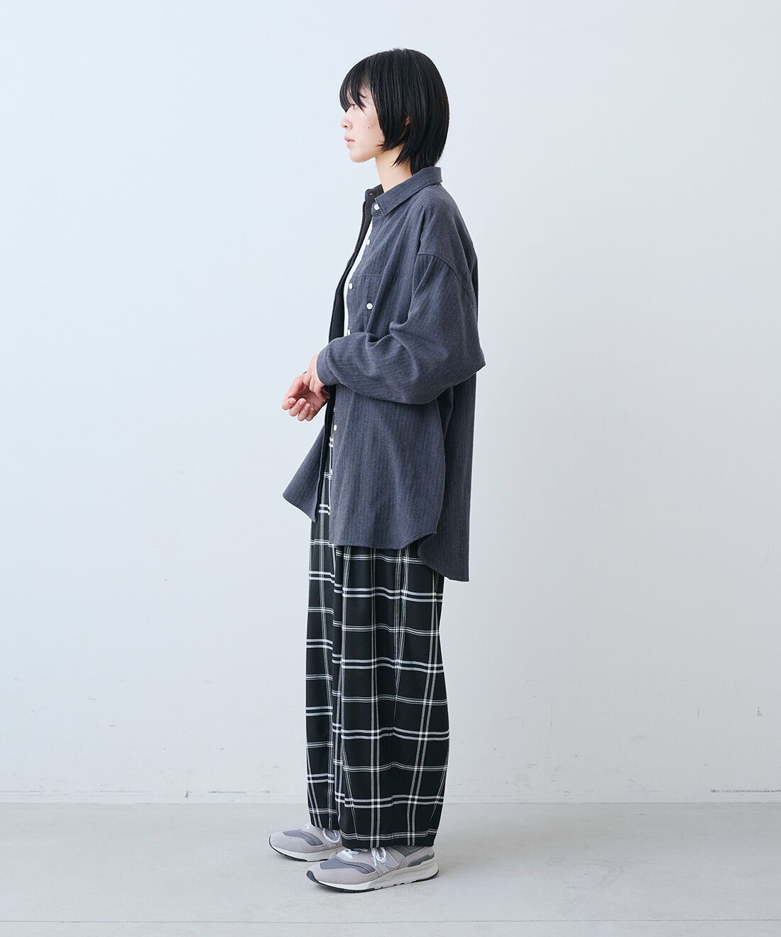 THREE FIFTY STANDARD［スリーフィフティースタンダード］|あったか起毛のネルシャツ〈ダーク杢グレー〉と金子敦子さんと作った チェックのズボン〈ブラック〉のコーディネート