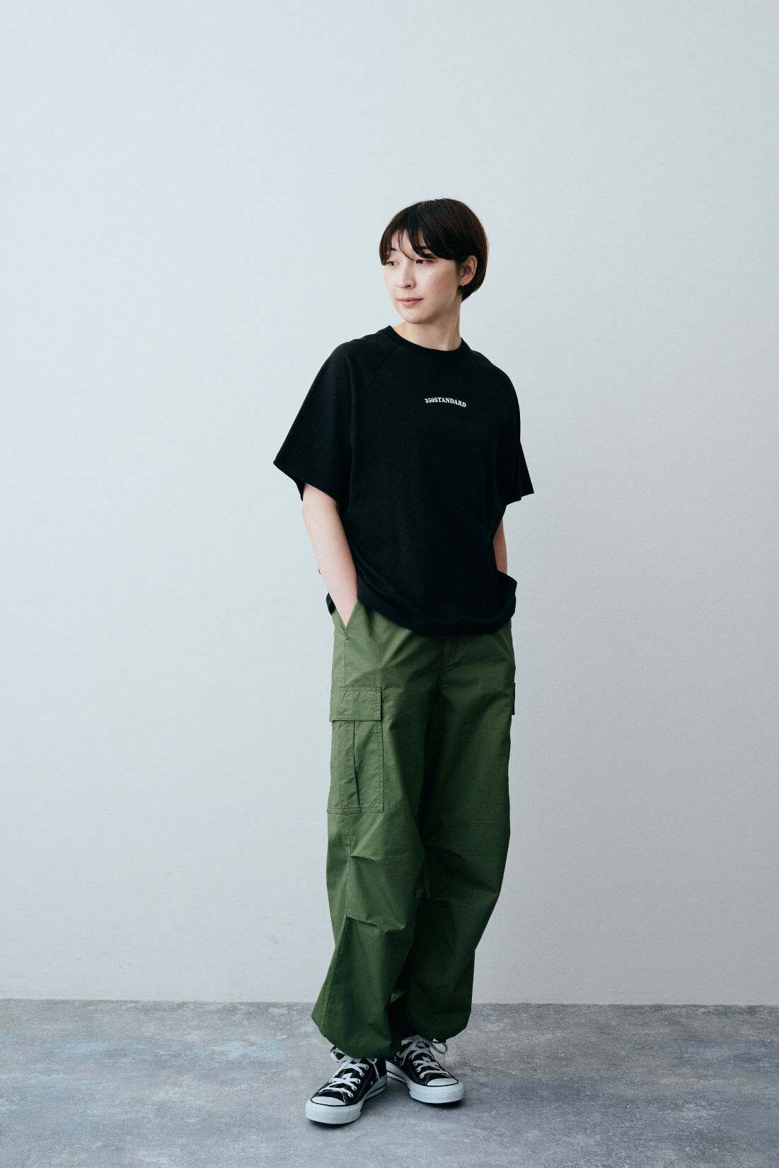 THREE FIFTY STANDARD［スリーフィフティースタンダード］|THREE FIFTY STANDARD ほどよいシルエットのカーゴパンツ〈ミリタリーグリーン〉