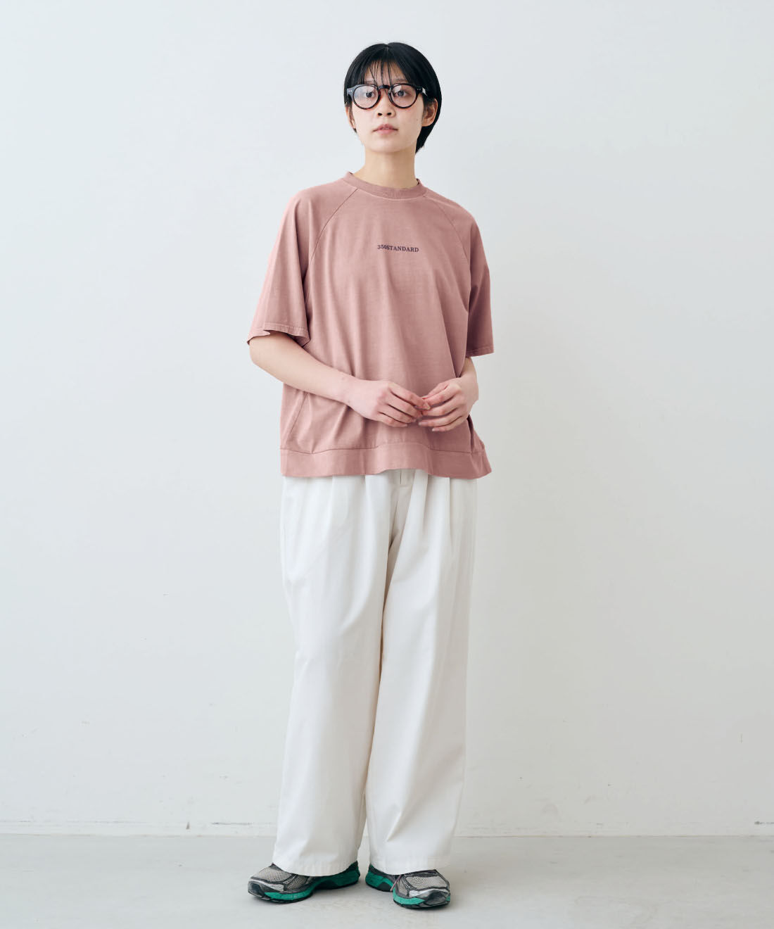 THREE FIFTY STANDARD［スリーフィフティースタンダード］|THREE FIFTY STANDARD　ピグメント加工のロゴプリントＴシャツの会|モデル身長：163cm　着用サイズ：M