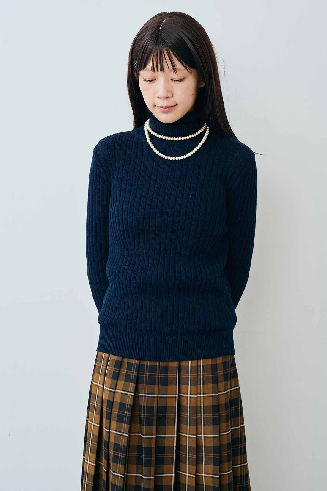 THREE FIFTY STANDARD［スリーフィフティースタンダード］|THREE FIFTY STANDARD コットン100％のリブタートル〈ダークネイビー〉|モデル身長：163cm　着用サイズ：M