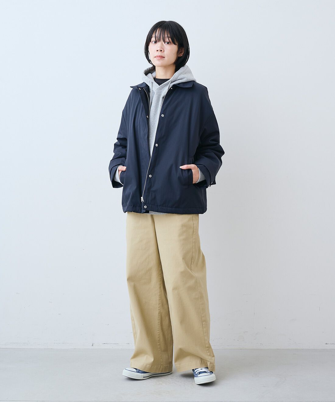 THREE FIFTY STANDARD［スリーフィフティースタンダード］|裏サーモライトキルトのブルゾン〈ネイビー〉とトンプキン裏毛スウェット パーカー〈杢グレー〉とすっきりノータックのチノパンツ〈ベージュ〉のコーディネート