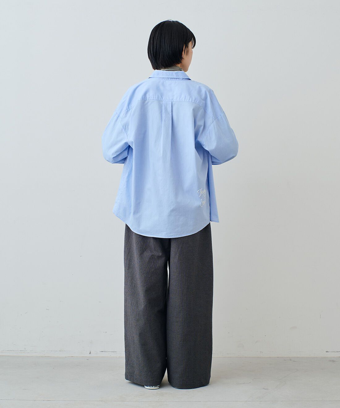 THREE FIFTY STANDARD［スリーフィフティースタンダード］|シルク混タートル　ＴＦＳと千鳥格子のワイドタックパンツ　ＴＦＳのコーディネート|モデル身長：163cm 着用サイズ：M