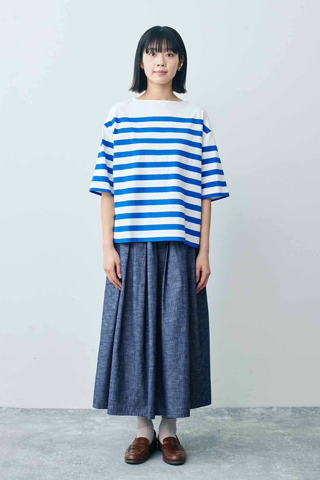 THREE FIFTY STANDARD［スリーフィフティースタンダード］|パネルボーダーＴシャツ　ＴＦＳと色をきかせたソックスセットＴＦＳのコーディネート|モデル身長：163cm 着用サイズ：M