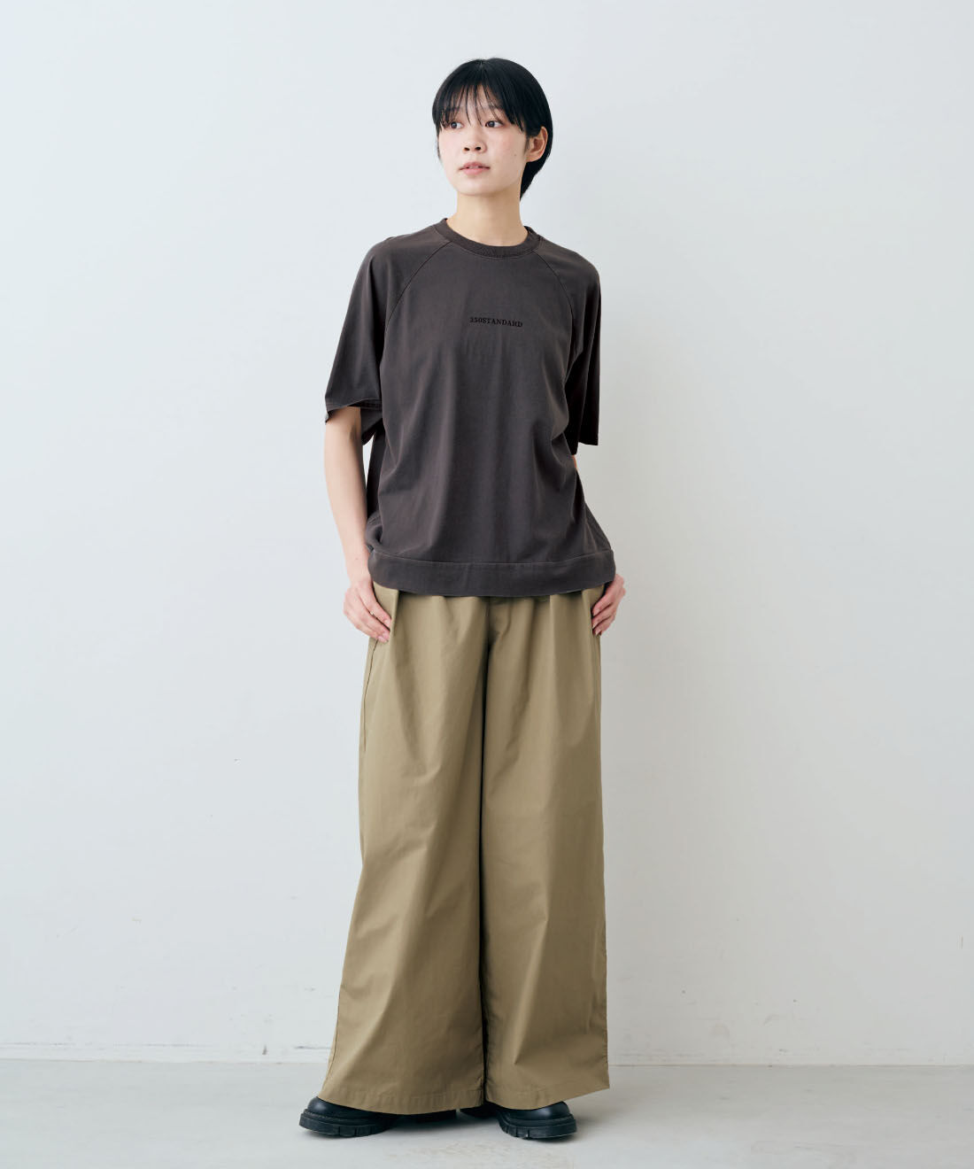 THREE FIFTY STANDARD［スリーフィフティースタンダード］|THREE FIFTY STANDARD　ピグメント加工のロゴプリントＴシャツの会|モデル身長：163cm　着用サイズ：M
