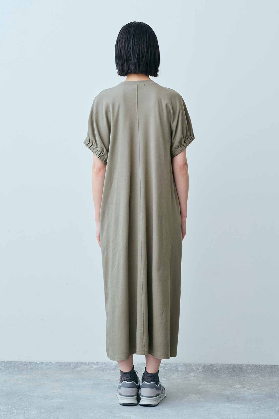 THREE FIFTY STANDARD|THREE FIFTY STANDARD 機能素材のカットソーワンピース〈グレー〉|モデル身長：163cm　着用サイズ：M